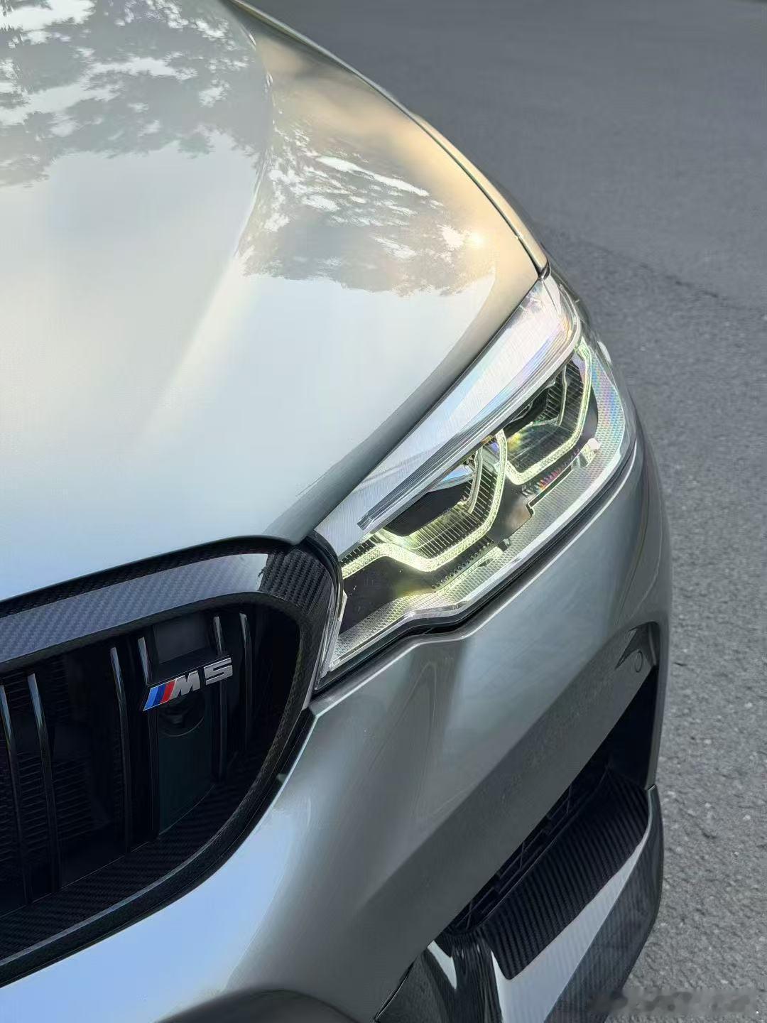 宝马M5，18年上牌，极品大满配，3.6万公里，全车刚4s做好全套大保养，改装升