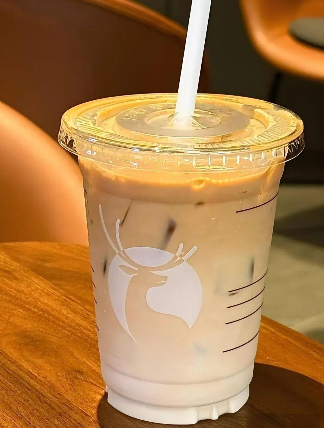 瑞幸推出庆祝款泰国奶茶一场耗时许久的跨国商标维权终于落定，用一杯饮品来纪念这份胜