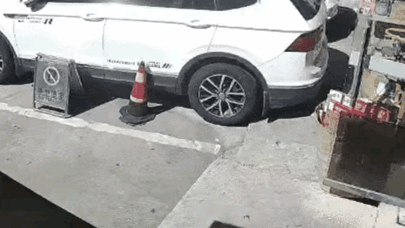 “少年强则国强!”浙江温州，四名小学生相约一起到小卖部买零食，刚买完出来，一个装