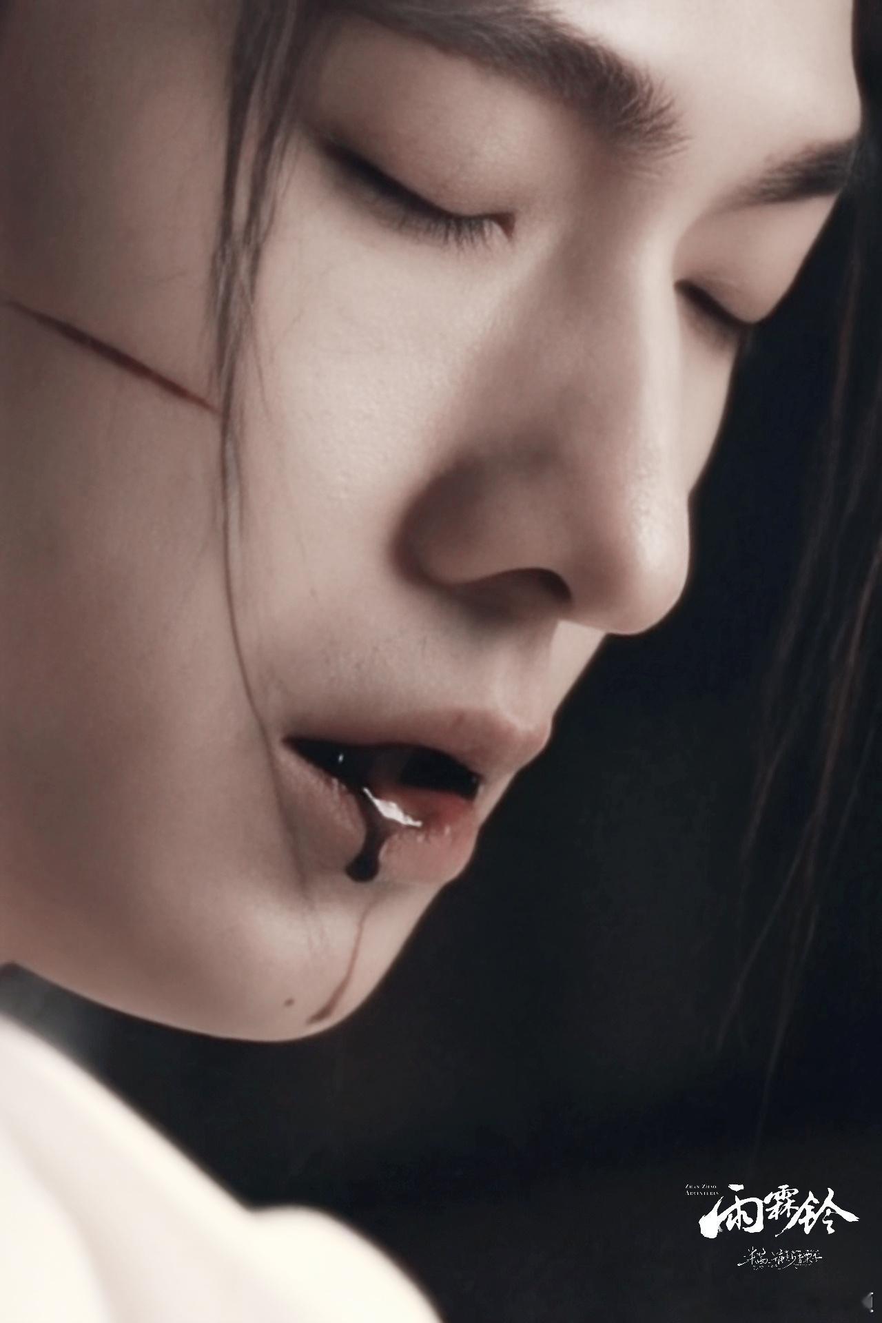 杨洋回应展昭美强惨设定 杨洋：展昭吐血我看着也心疼。 杨洋回应展昭绝美落泪杨洋模