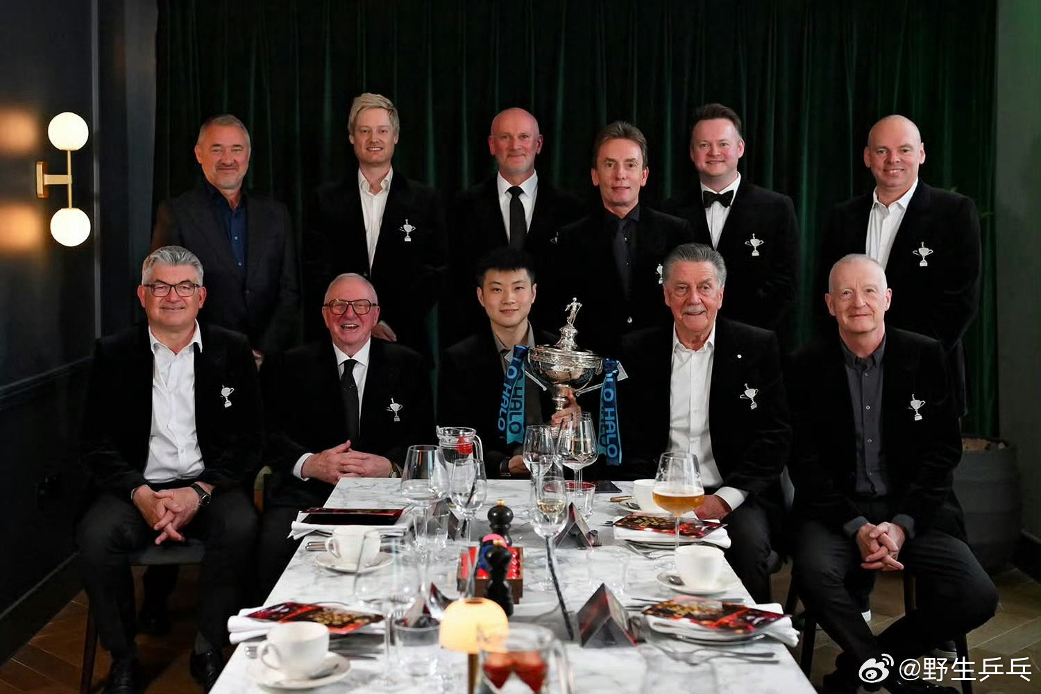 斯诺克世界冠军合照赵心童居C位  📷WPBSA球员协会举办了第二届年度“世界冠