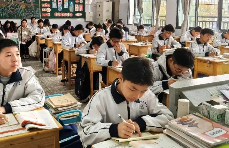 班主任坦言：学霸都是盯出来的！初一开学第一个月，盯紧3件事就够了

学霸是自己学
