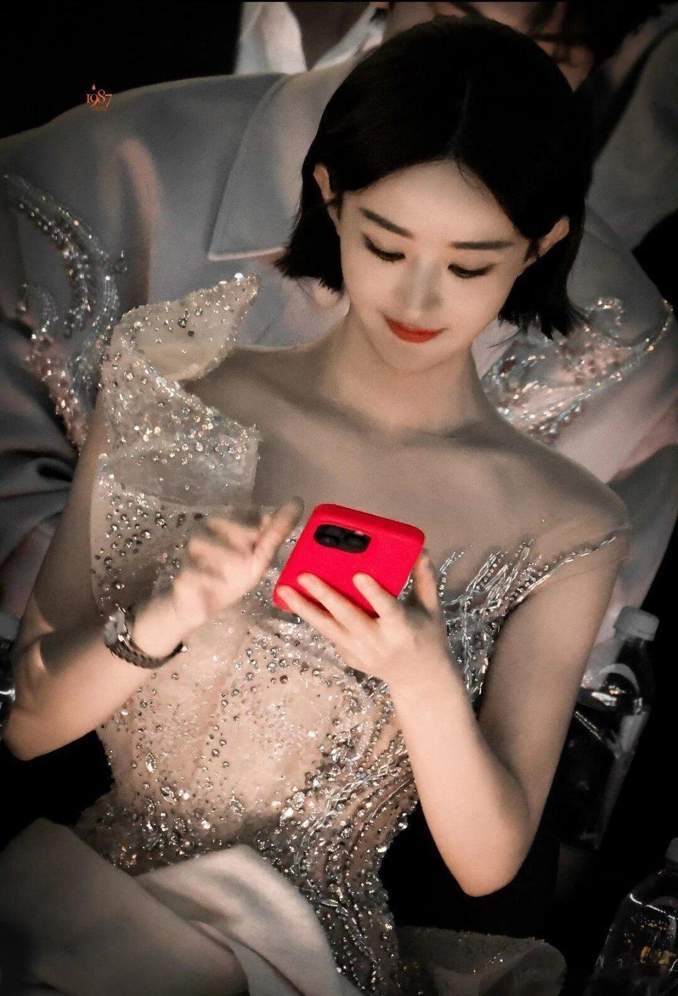 这张太美了，你知道身后的男明星是谁吗？ 