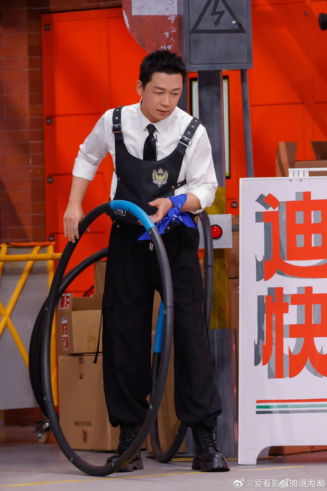 潘粤明王鹤棣师徒好六街同框 师徒同框也太好磕了！好六街梦幻联动，现场即兴cha起