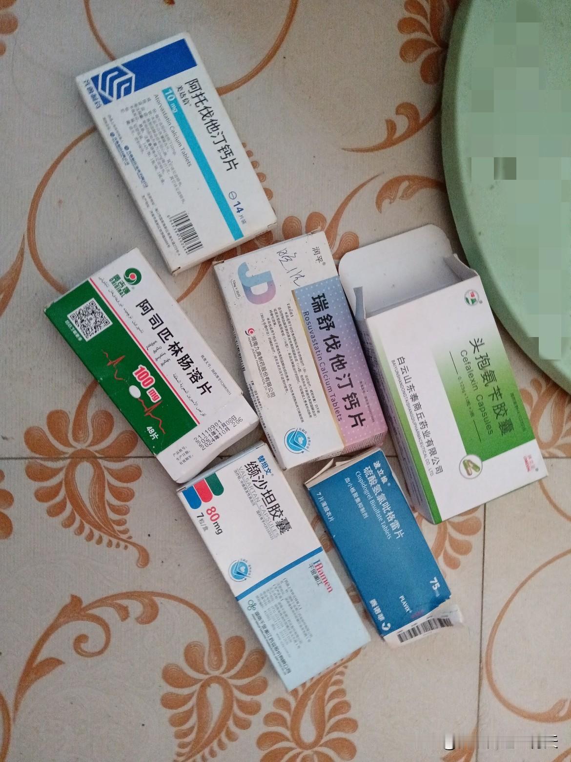 这一堆没吃完的药全都是过期的，真是无语了，扔了可惜，不扔又不能再吃了，只能狠心扔