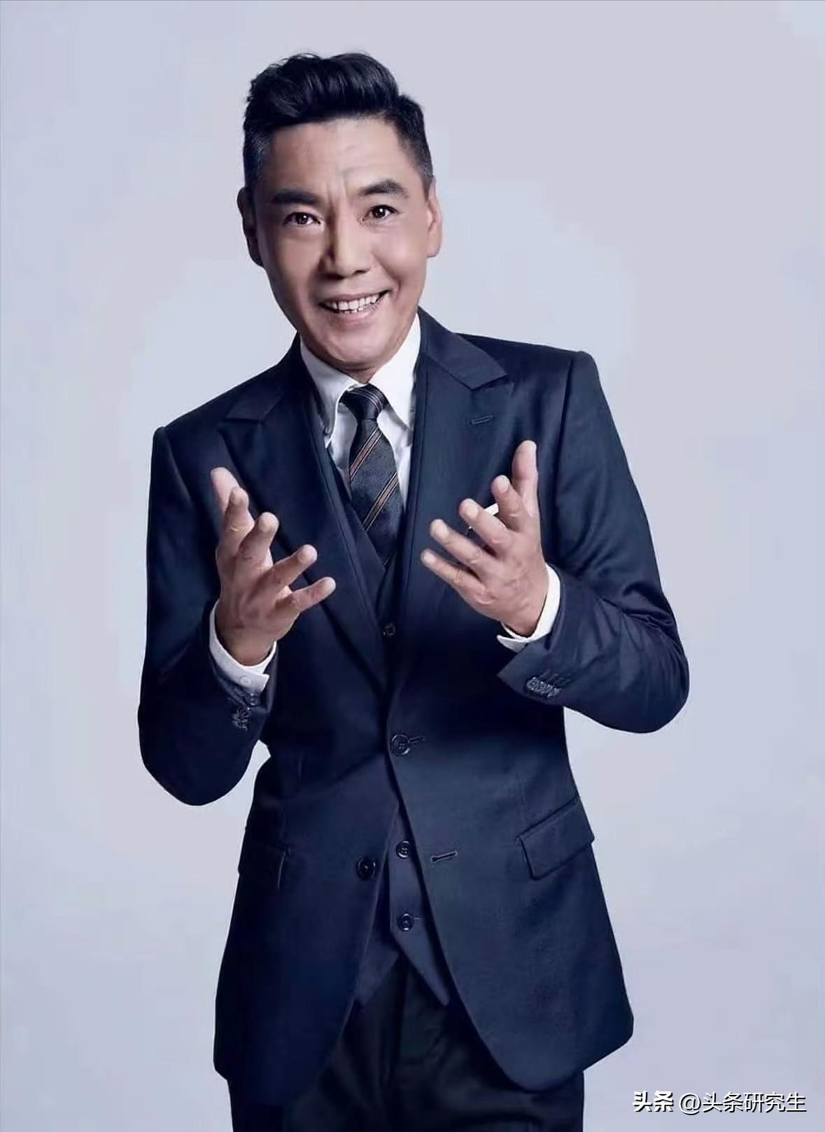 屠洪刚昨晚唱得让人忘了他的年纪。

在2025大湾区电影音乐晚会上，58岁的他站