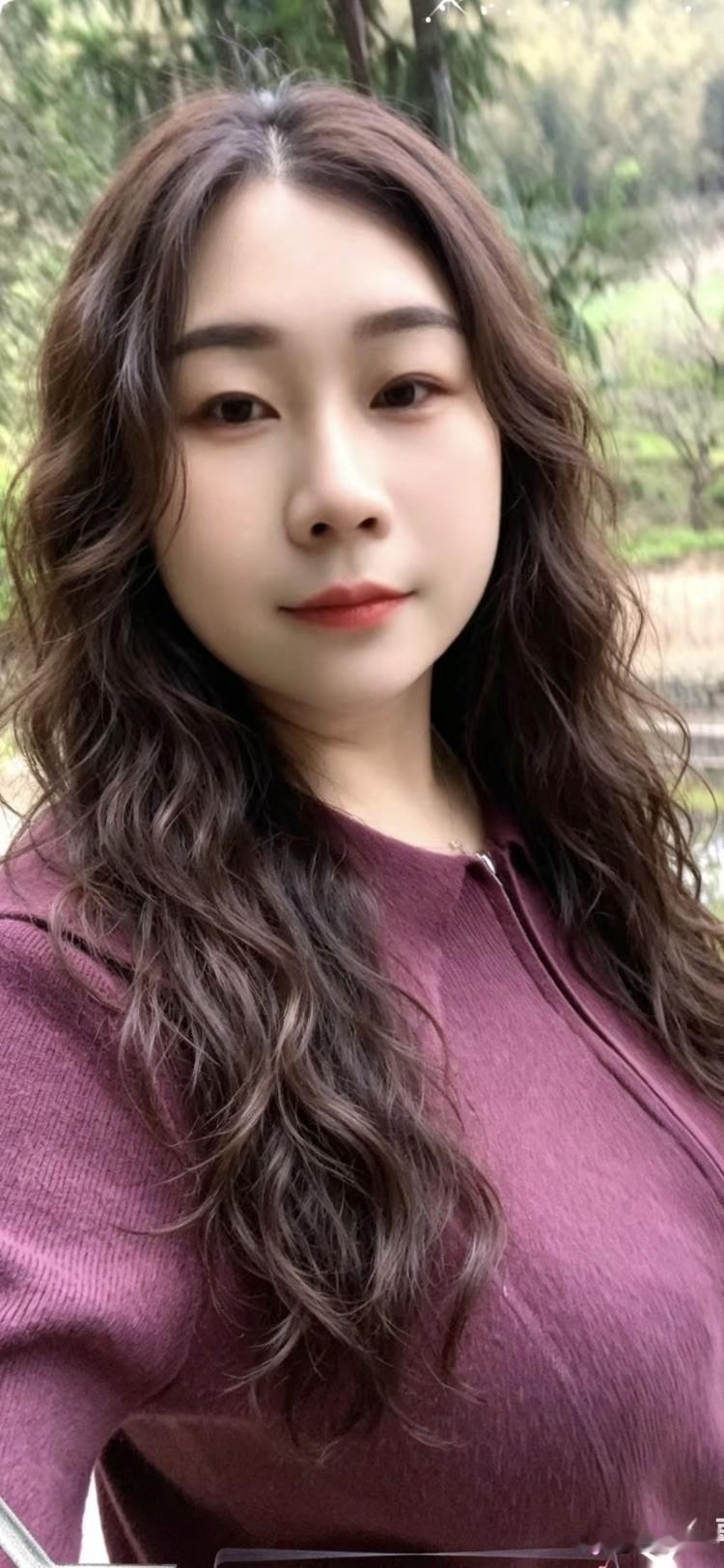 温柔笑靥，自然妆容，元气满满的一天！🌸💄🌿