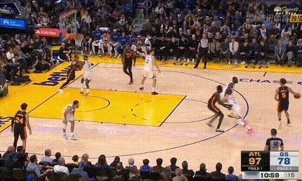 肯纳德的工资比文森特低50万美元，这意味着湖人现在有足够的空间用于签中期买断球员