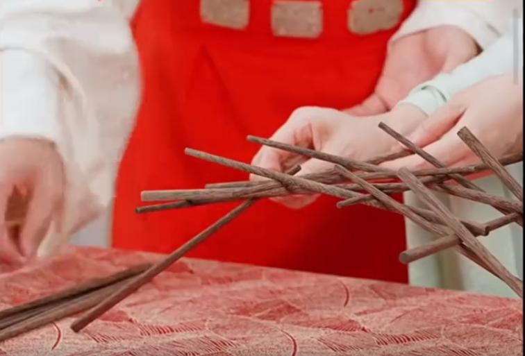 鹏鹏这孩子太贴心了，在几十万观众下宣传家乡的特色廊桥。
他说在他的家乡，每个小孩