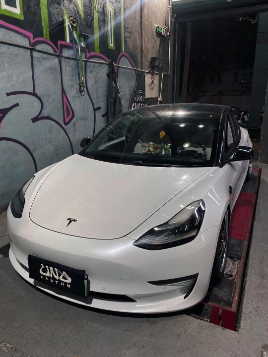 玩18寸轮毂的气动特斯拉，简直太好开了。