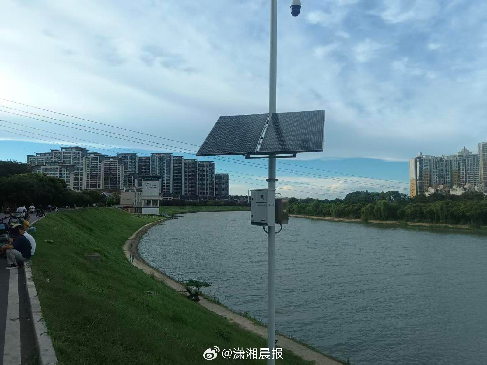 【#湖北襄阳现罕见阴阳天奇观#】7月6日傍晚，襄阳上空上演了一场令人惊叹的自然奇