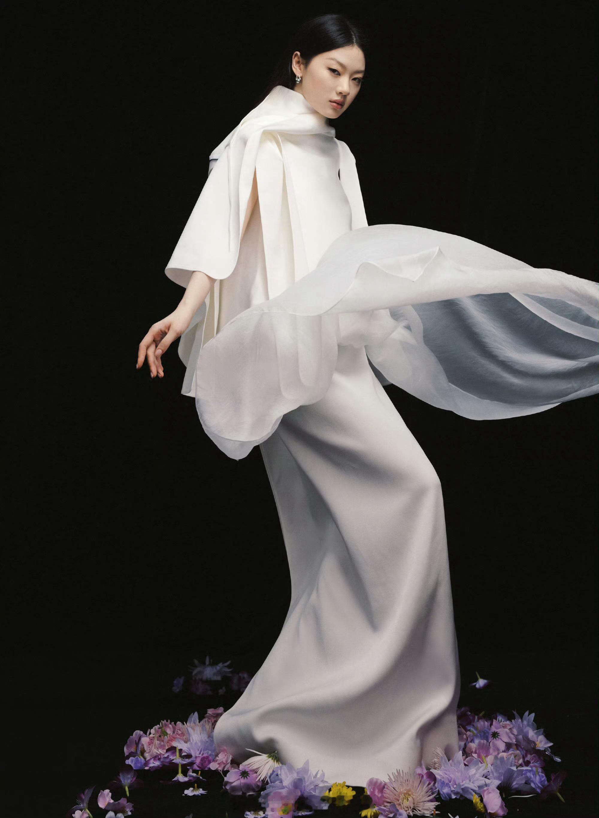单依纯身穿Maticevski 白色礼服，佩戴MIKIMOTO M Collec