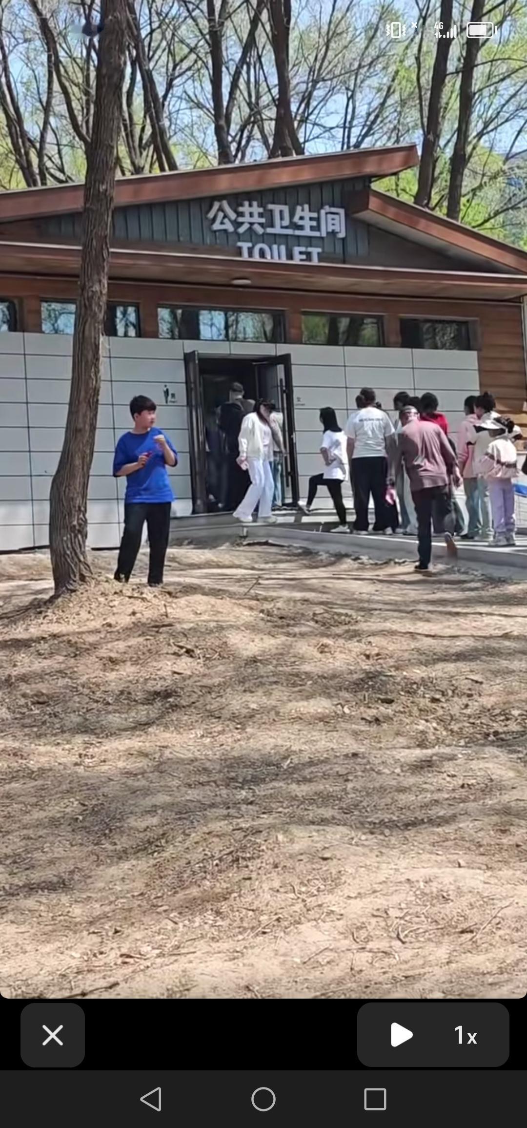 吉林市东大旺山公园，厕所数量仍显不足，节假日时，人们需排几十米的长队，着实应该多