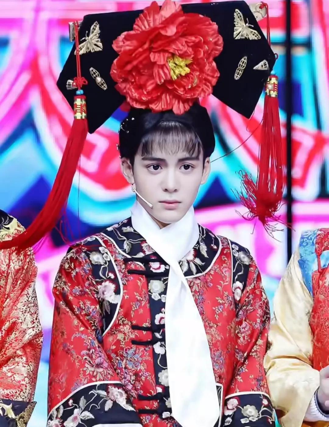 男演员曾舜晞在综艺节目天天向上里面，扮演小燕子竟然没有任何的违和感，反而看着很漂