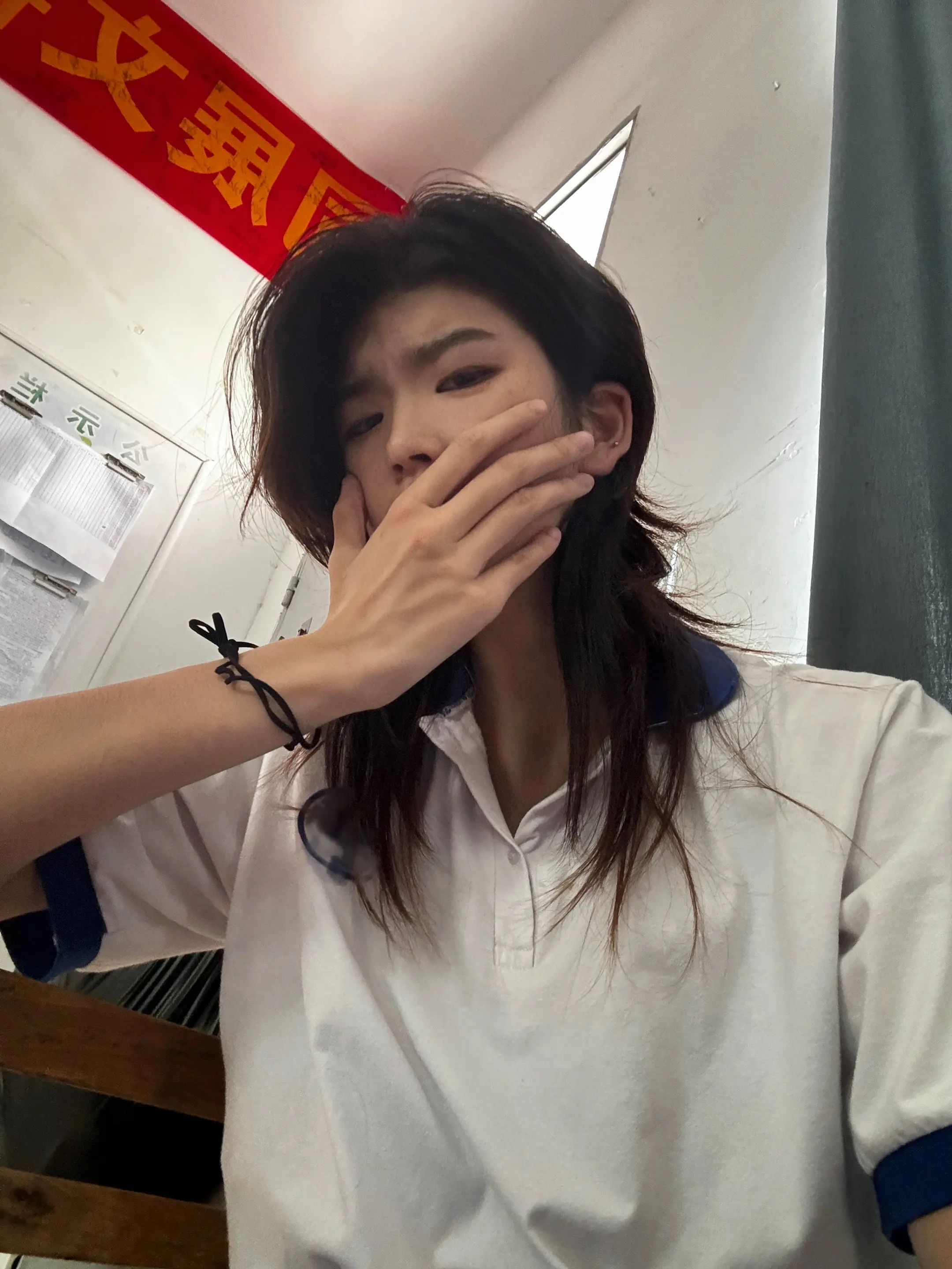 我锁着眉。