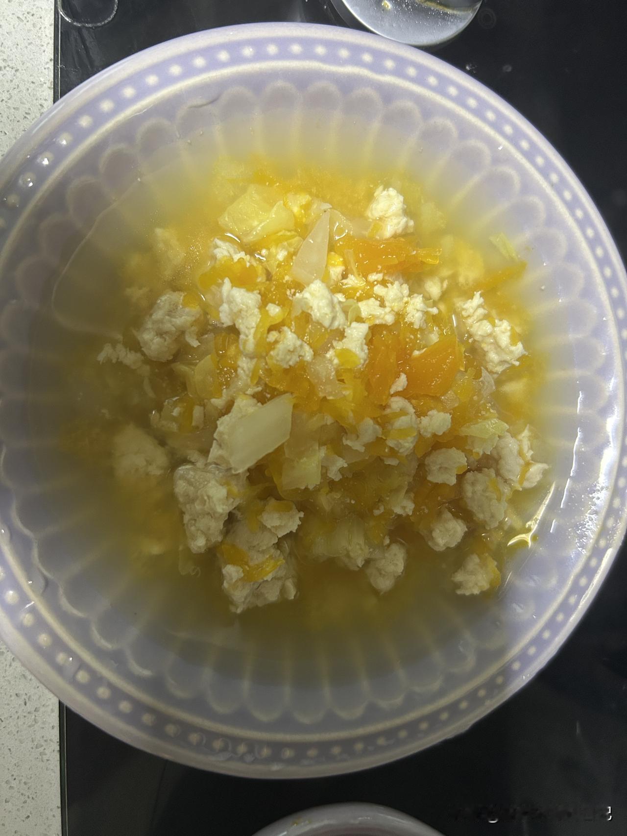 看看今天我给我家猫准备的早餐！鸡胸肉饺肉机绞碎，南瓜切片，大白菜切碎，放锅里水开