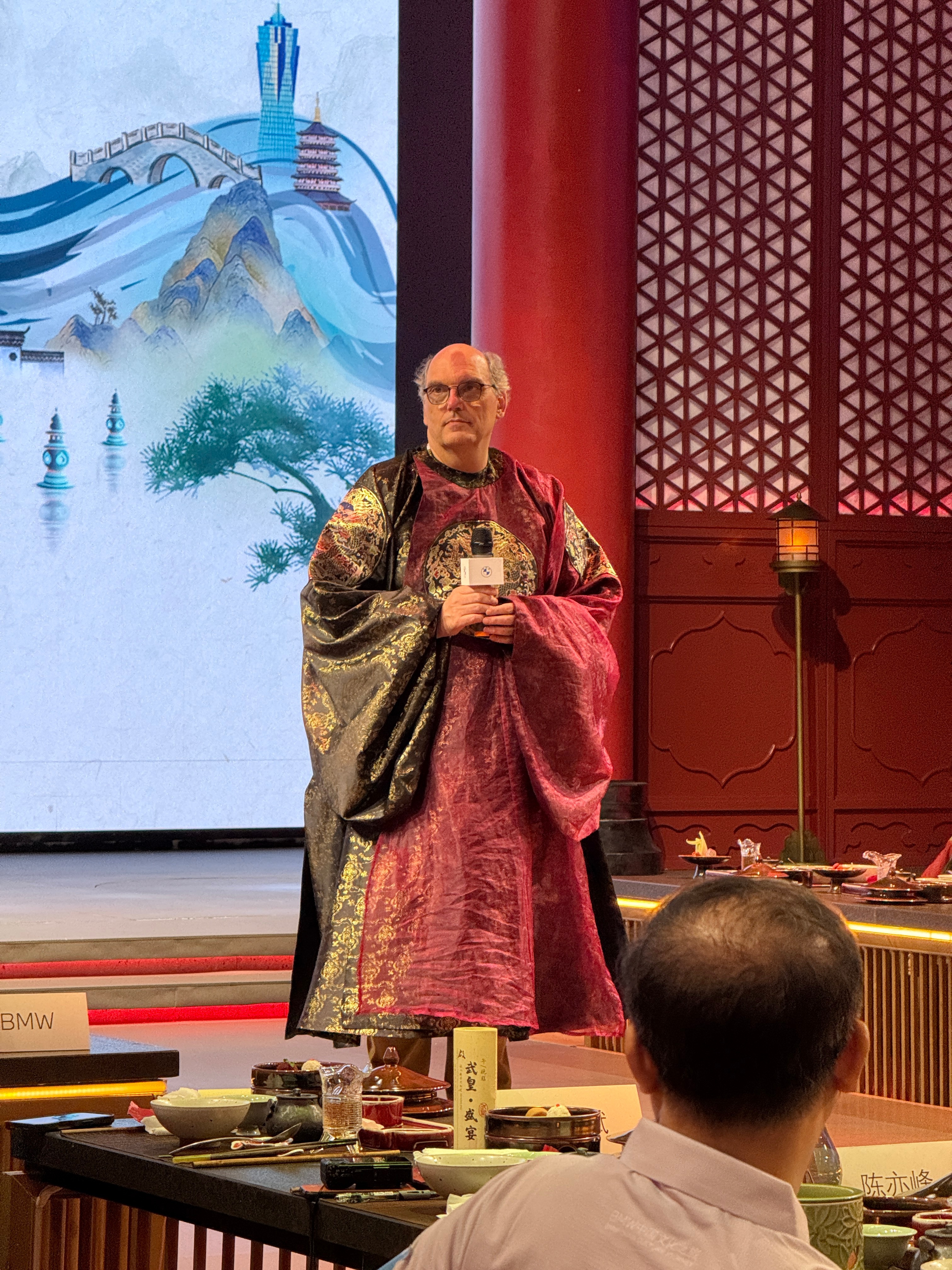 晚上参加了一场武皇盛宴，感受了一下万国来朝的大唐盛世，洛阳文化旅游搞得真不的错，