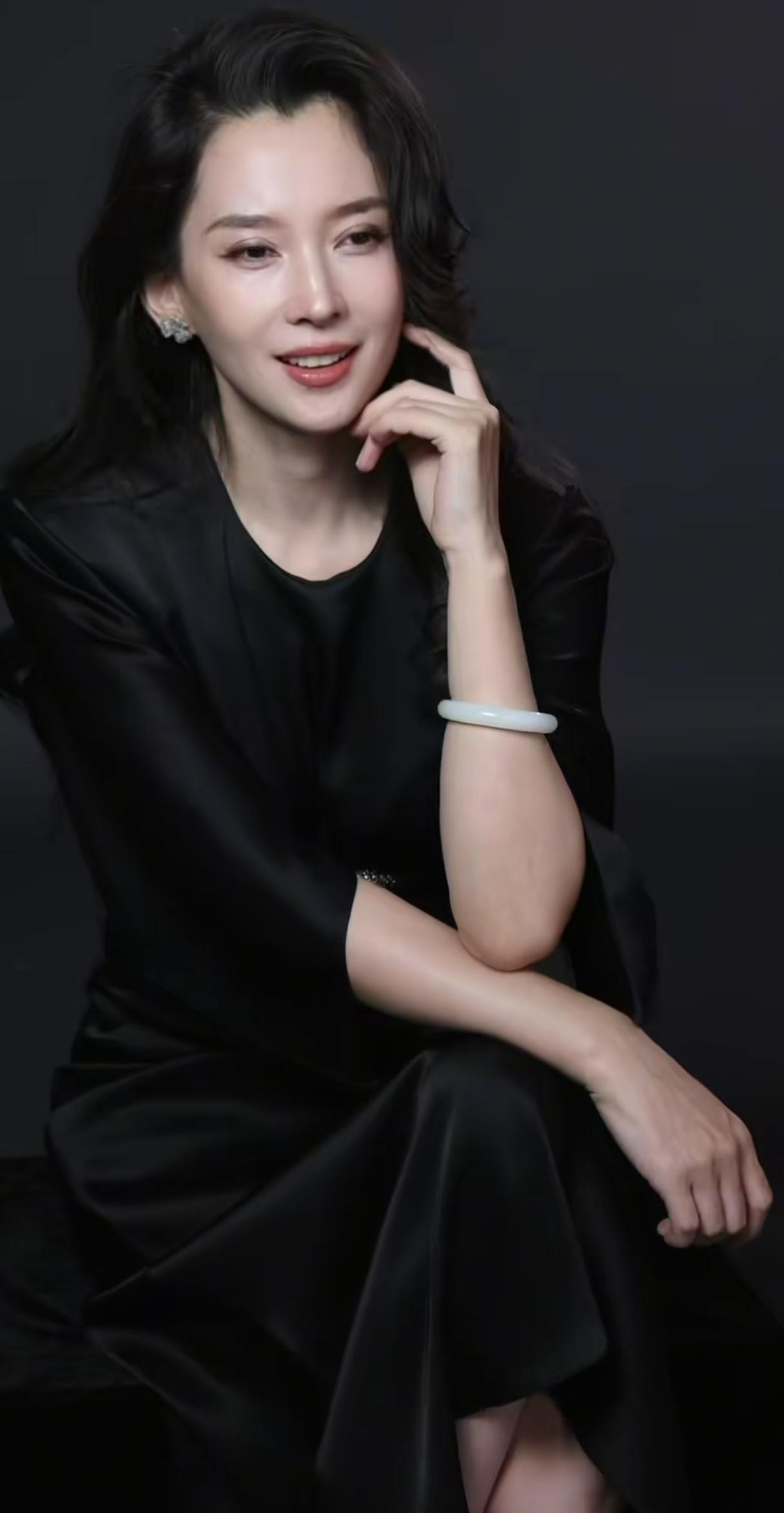 汪峰确实很有品味，审美在线，令人佩服。
森林北，本名李巧，是汪峰的现任女友。一身