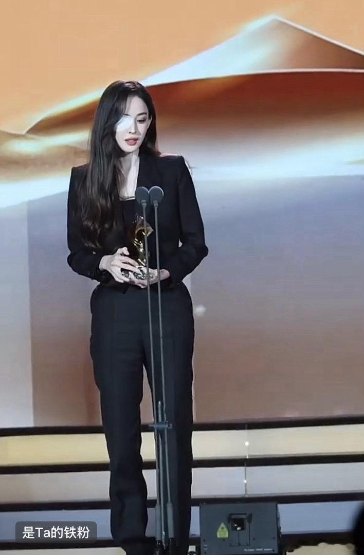 娜扎眼睛里长了东西  娜扎：“可能是因为前段时间就是工作比较多，然后免疫力下降，