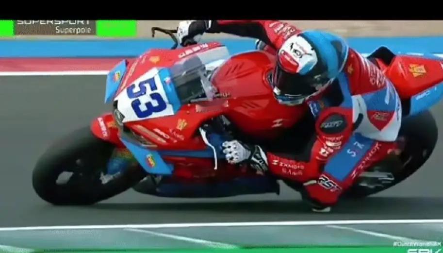 荷兰赛事方太懂致敬，特意给了张雪机车一分多钟慢镜头。德比斯入弯压弯的动作被缓缓回