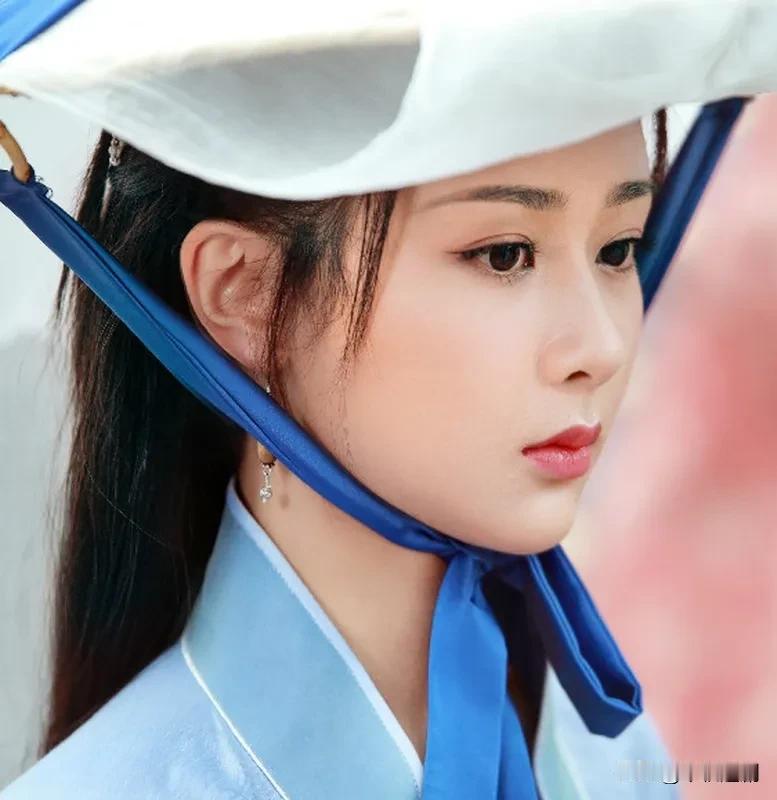 🎬家人们，突然好奇大家和杨紫的“初遇”。是古灵精怪的小雪，让我们看到了她的活泼