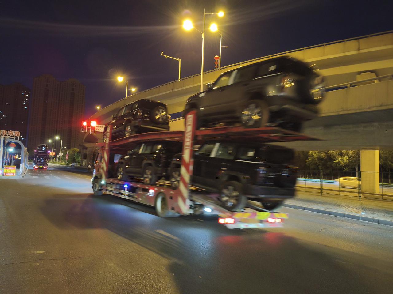 米东区交警部门，咨询下，这些拉轿车的大货车，看到红灯可以随意通行吗？我不太懂，今