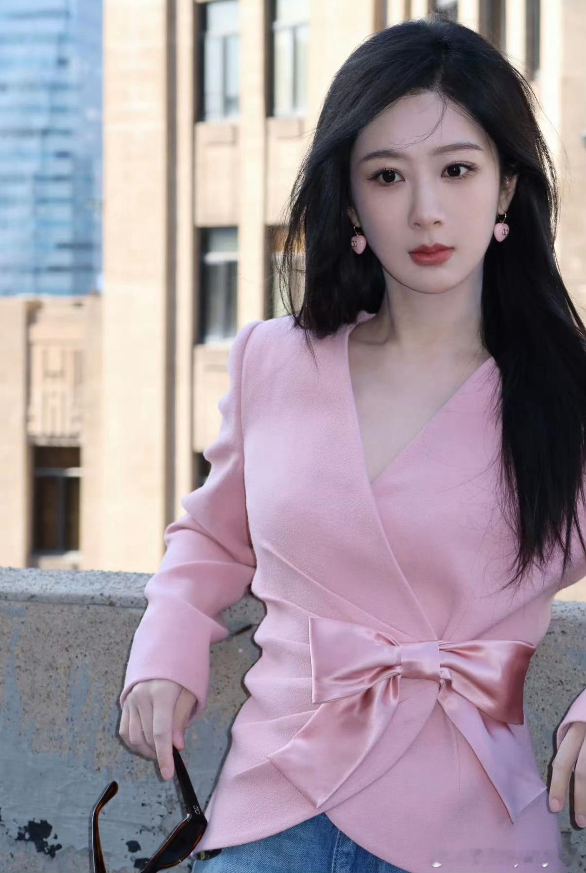 晚安杨紫！心中有光，在路上，无谓风霜。舒缓身心，寻找松弛和自由，启程，拥抱辽阔而