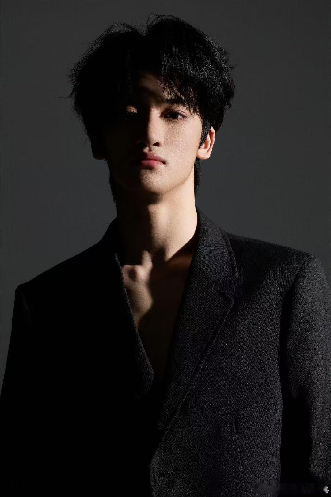 邓佳鑫头像 查无此人 关注邓佳鑫账号发现头像消失，刷新好几次都没加载出来，原来不