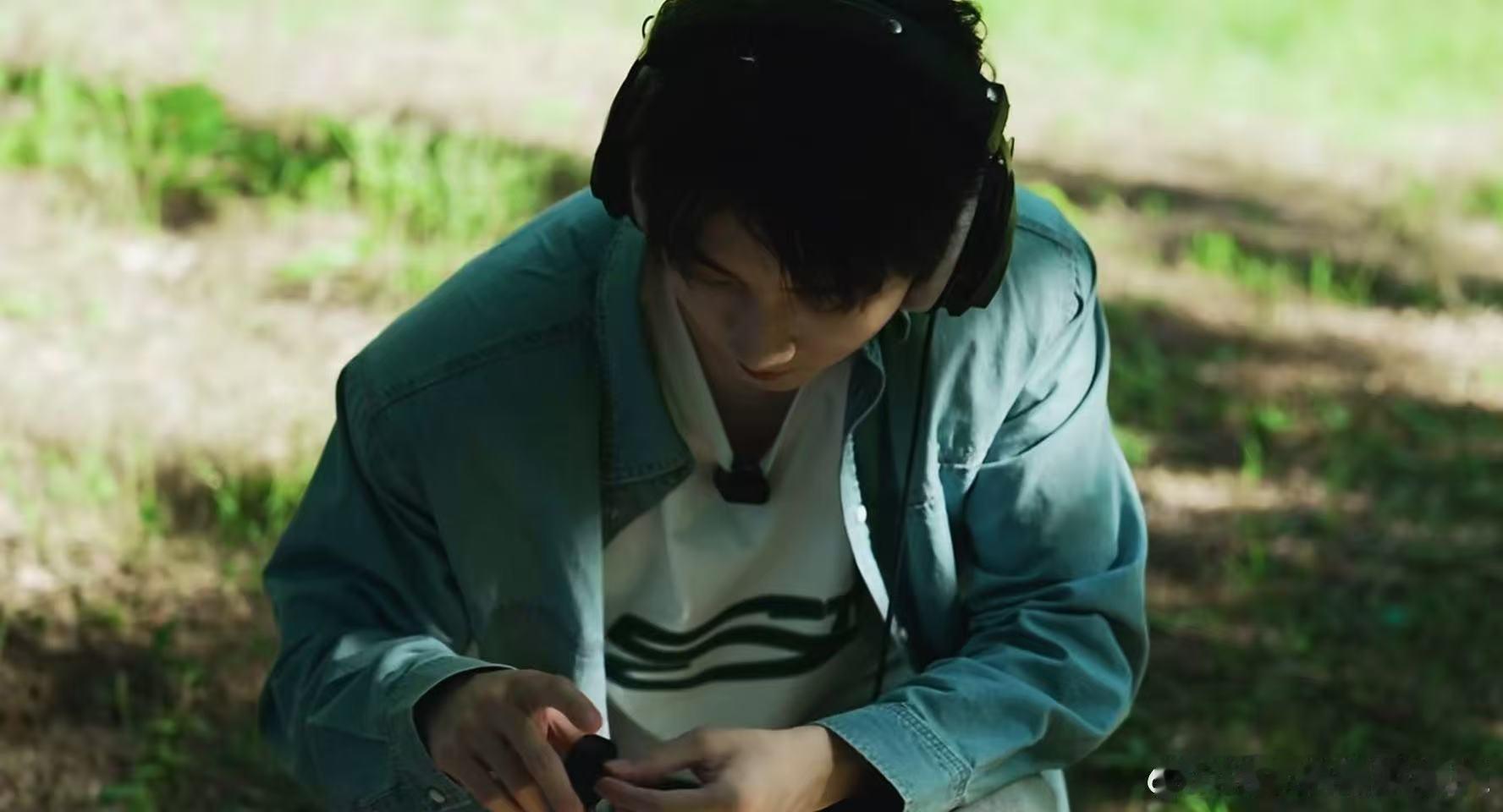 马嘉祺说盯着脚下的路慢慢走比起站在山顶被众人瞩目，马嘉祺似乎更享受一步步前行的过
