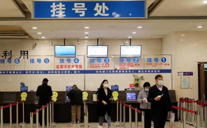 带父亲去协和看病，挂号排到崩溃情急之下花3000元买了个号。诊室里老医生看了几分