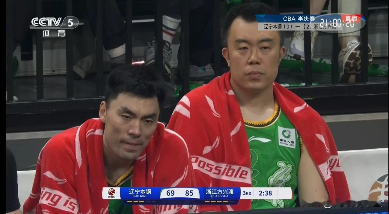 谁注意到？胡金秋命中一个中距离后，直播镜头直接对焦坐在辽宁替补席的玄冥二老，此时