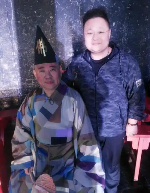 镜头中的郭德纲身着济公戏服，头戴写有''佛''字的僧帽，手持破扇，双腮染赤，眉若