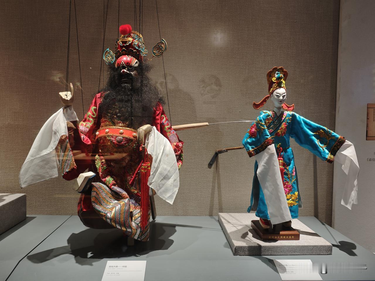 漳州博物馆雕塑艺术陈列展区，当地民间信仰源远流长，石雕作品被赋予神力，造型威猛的