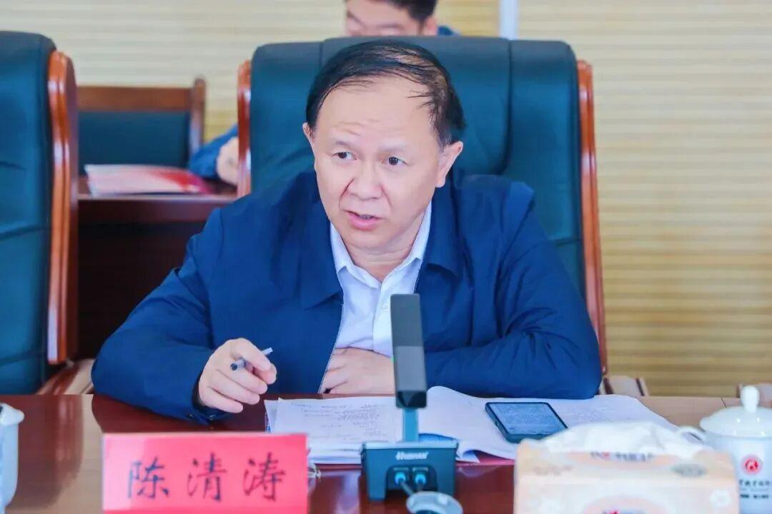 贵州省黔南州教育局的陈清涛，是80年代的中专生，从农村小学教师成为说话有分量的负