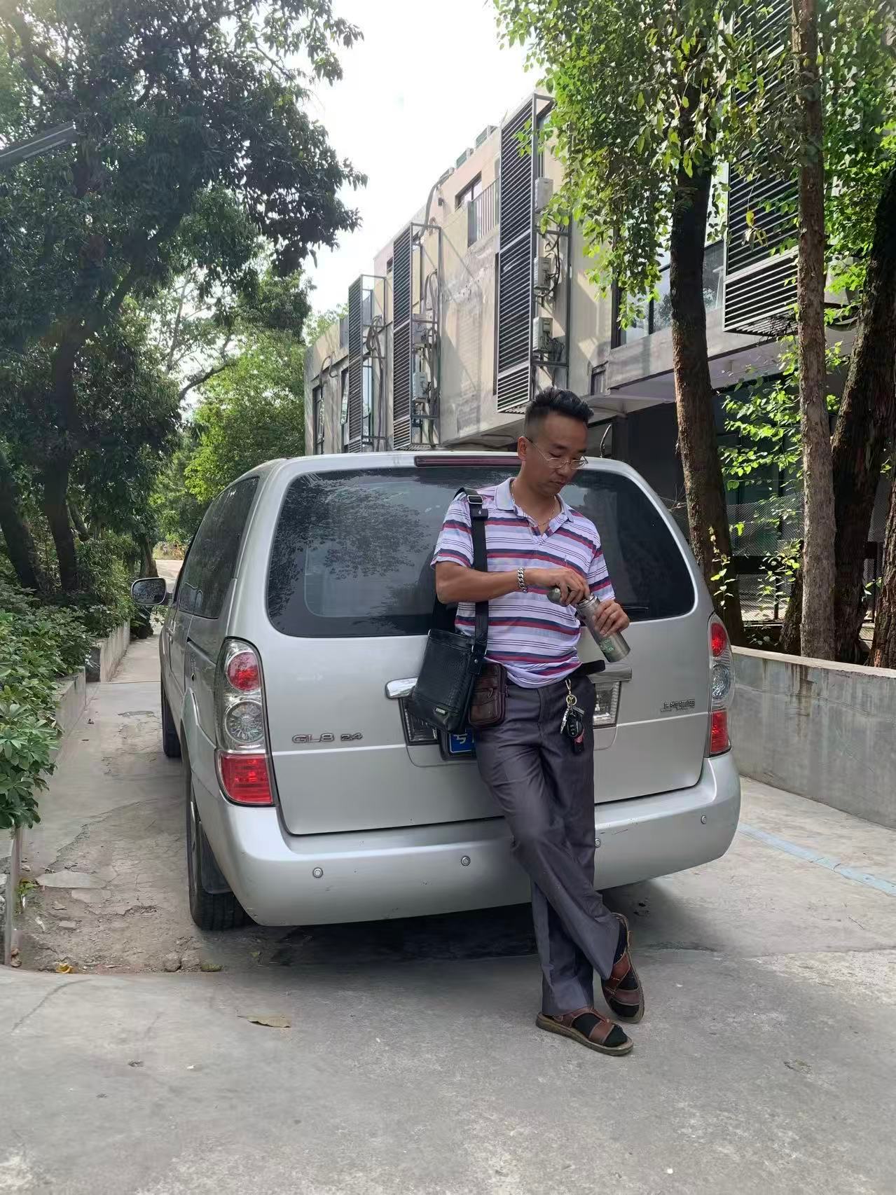 无数个深夜机场接驳、发布会转场、跨城拍摄…GL8的座椅承托过多少赶稿的困倦、讨论