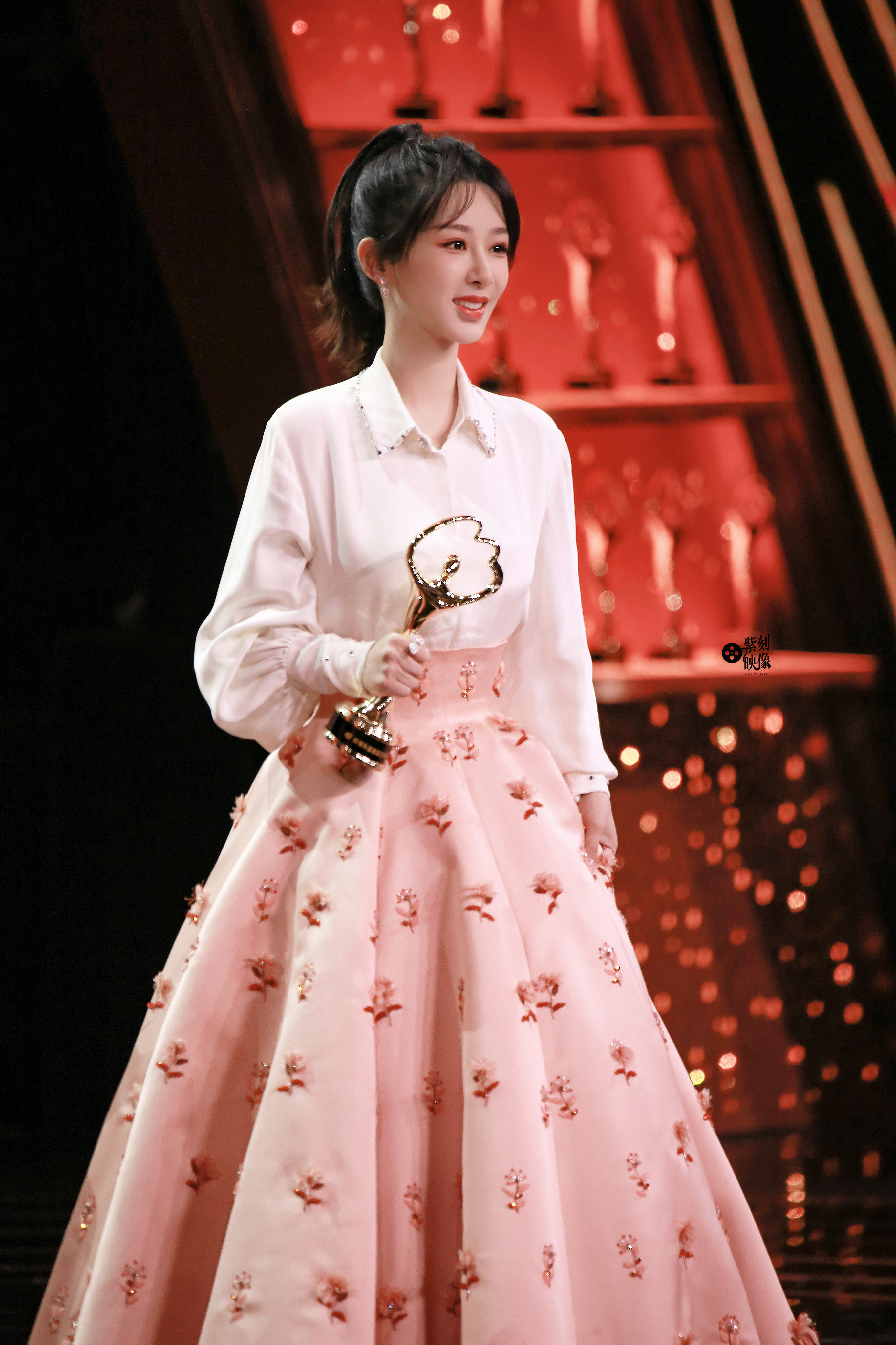  yz#杨紫要久久爱# 月亮被嚼碎了变成星星，你就藏漫天的星光里，多谢你如此耀眼