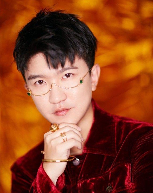 张大大被曝指使社会人士砸门恐吓  张大大指使多人去黄毛毛家砸门   性质太恶劣了