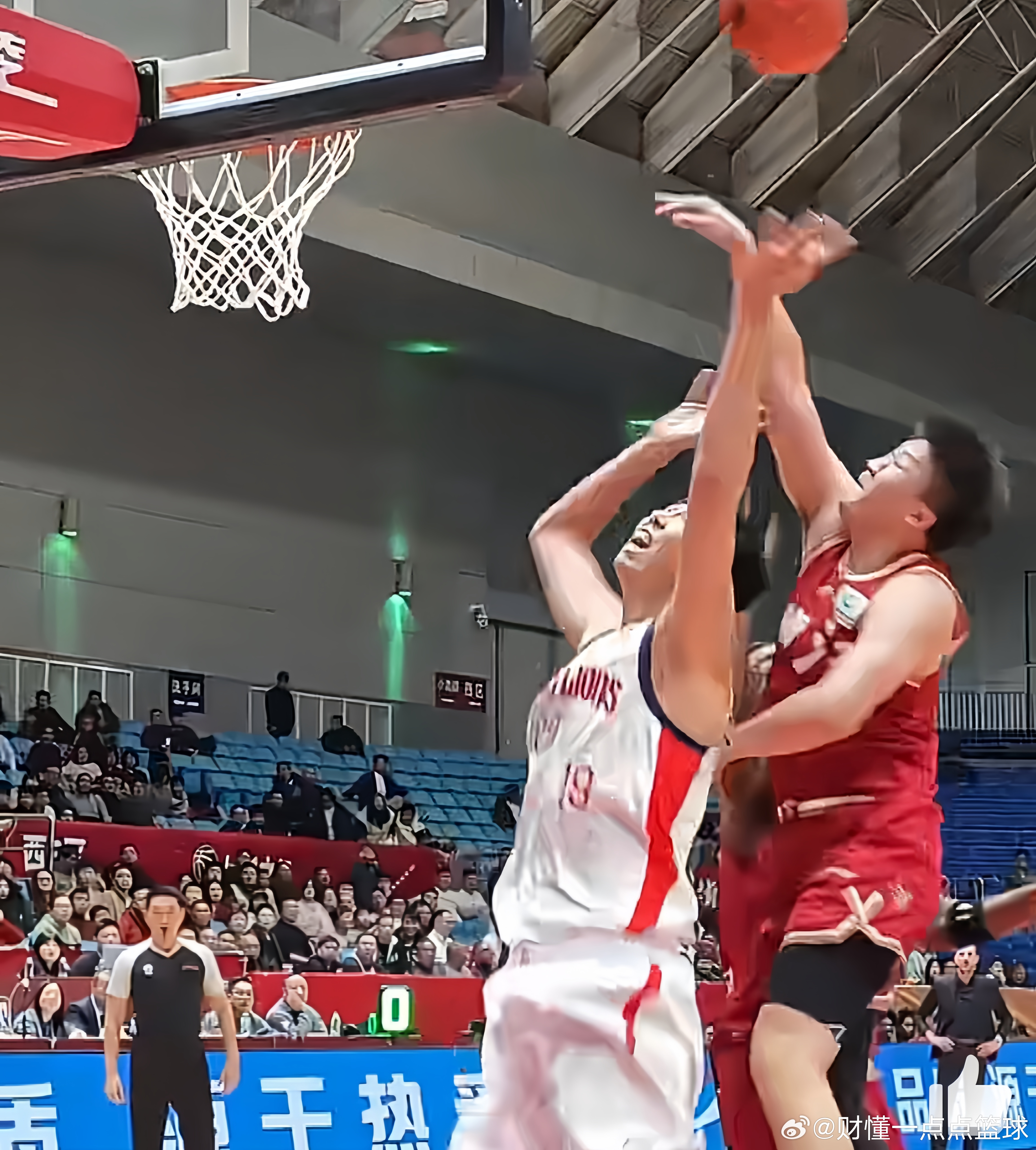 徐昕半场7分1板4盖帽，发挥不错！半场结束，广州男篮36比44暂时落后稠州男篮8