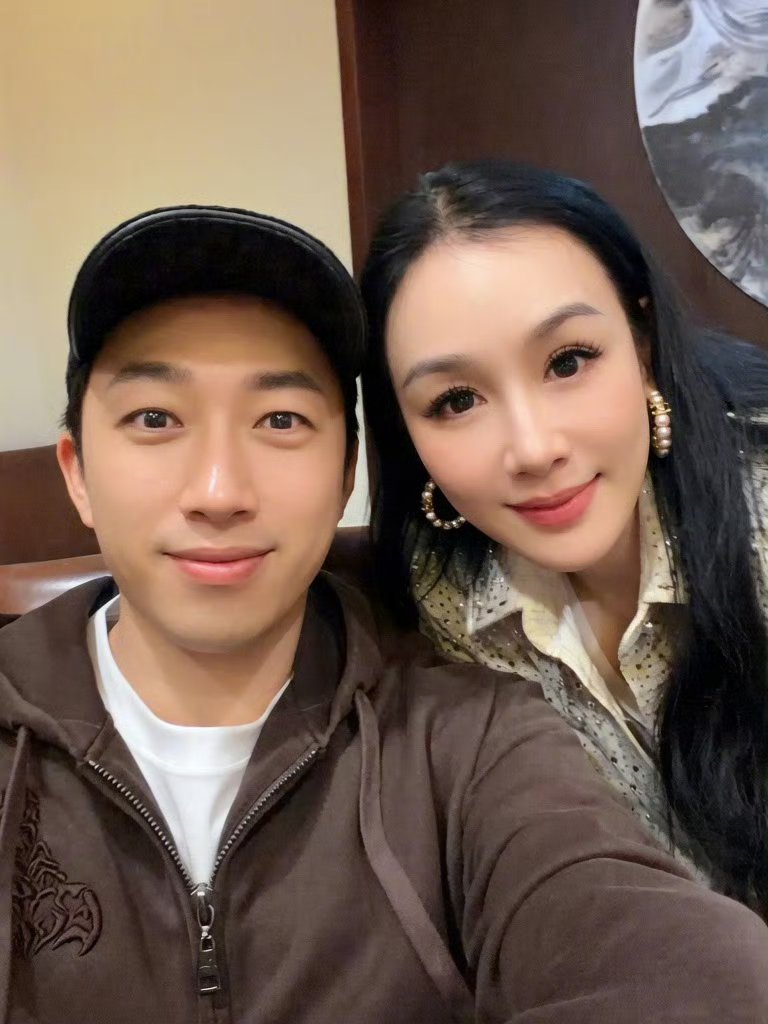 于正回应和赵子琪聚会于正回应和赵子琪聚餐，说自己来参加聚餐，结果赵子琪是直播着进