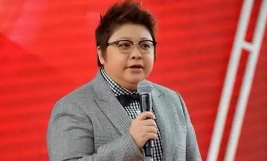 韩红说走个面引全网争议：为啥两代人看法差这么多？
韩红在某电影《抓特务》的首映礼