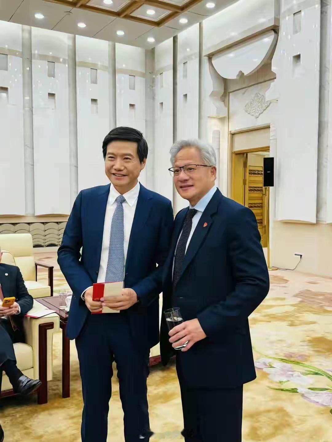 雷军很接地气，他没有架子。
雷军这次出席活动，他没有体现出商界大佬的架子，而是和