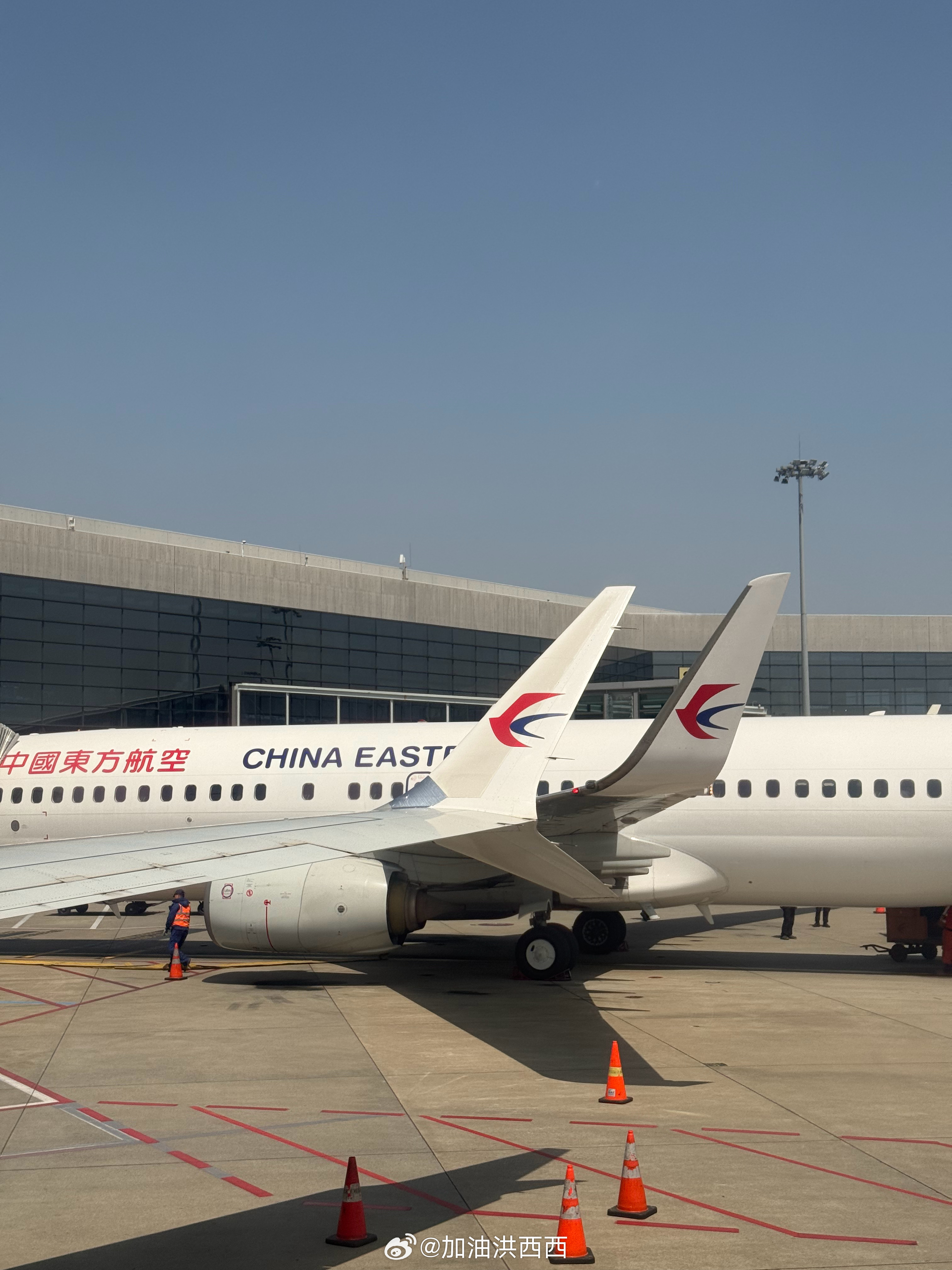 之前在视频里说了一句“孩子可以在车上的二排小桌板上吃饭写作业”结果被追着发私信留