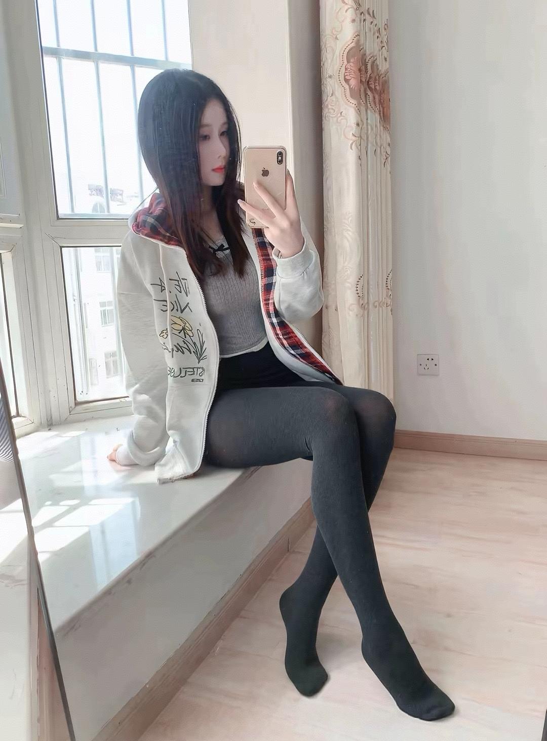 窗前人影动，镜中花影长。