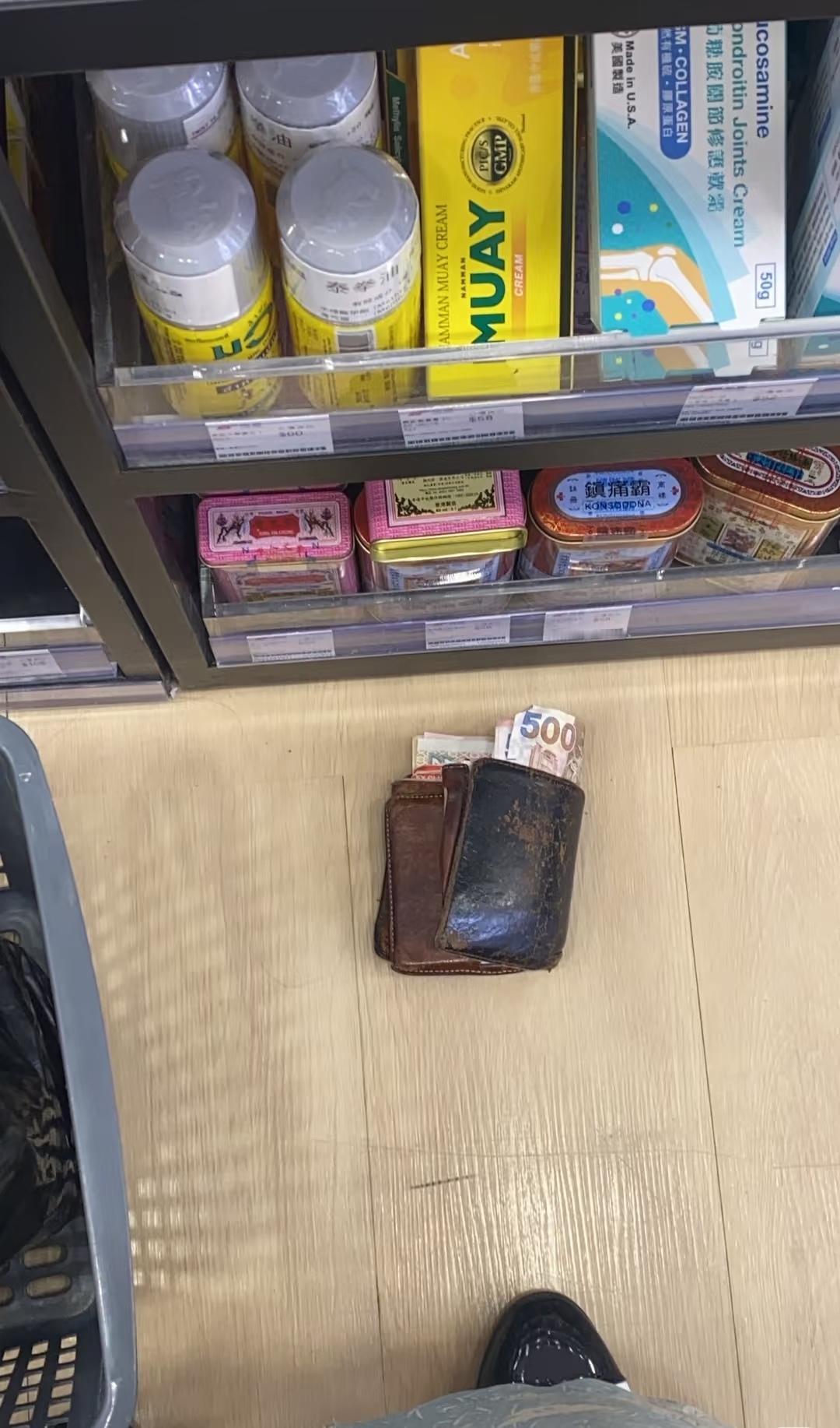香港碰上新型骗局
在龙丰买药的时候把货架篮放地上，一直在这一排货架待着看商品，中