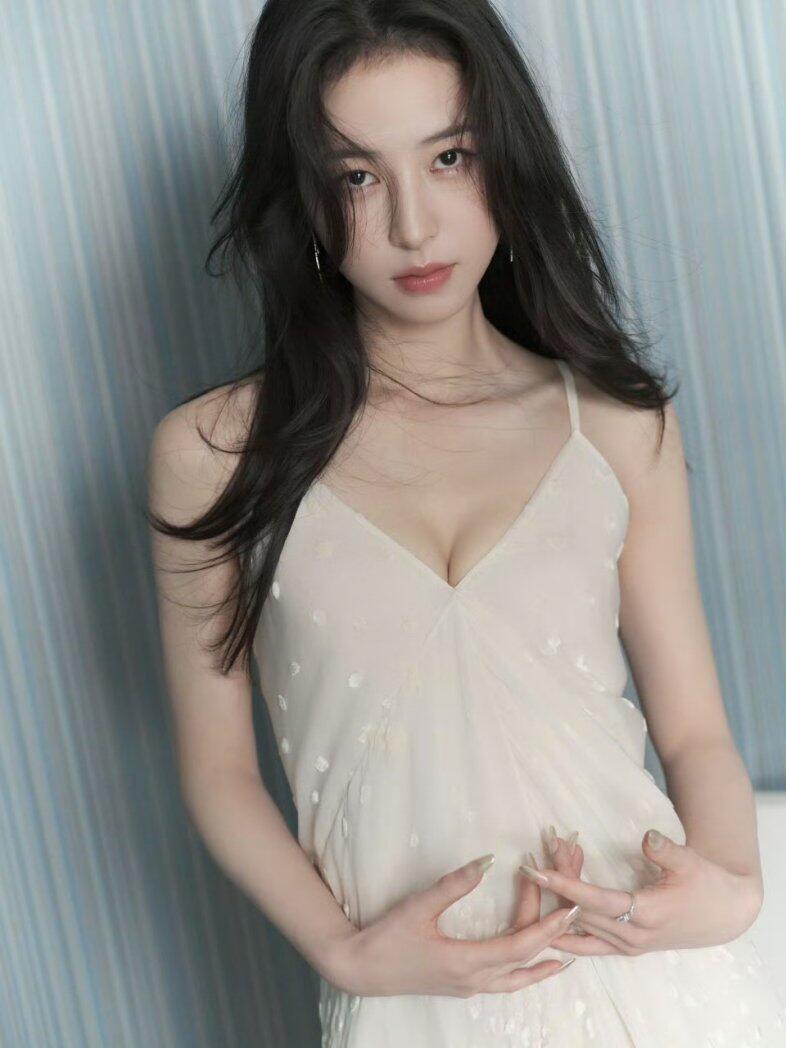 周雨彤
浅蓝条纹里，白裙垂成一汪软云
黑发漫过肩线，像未说尽的晚风
指尖轻抵裙角