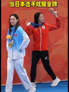 笑不活了，颁奖时刻，面对众多媒体镜头，日本选手举起自己的奖牌跟大家打招呼，下一秒