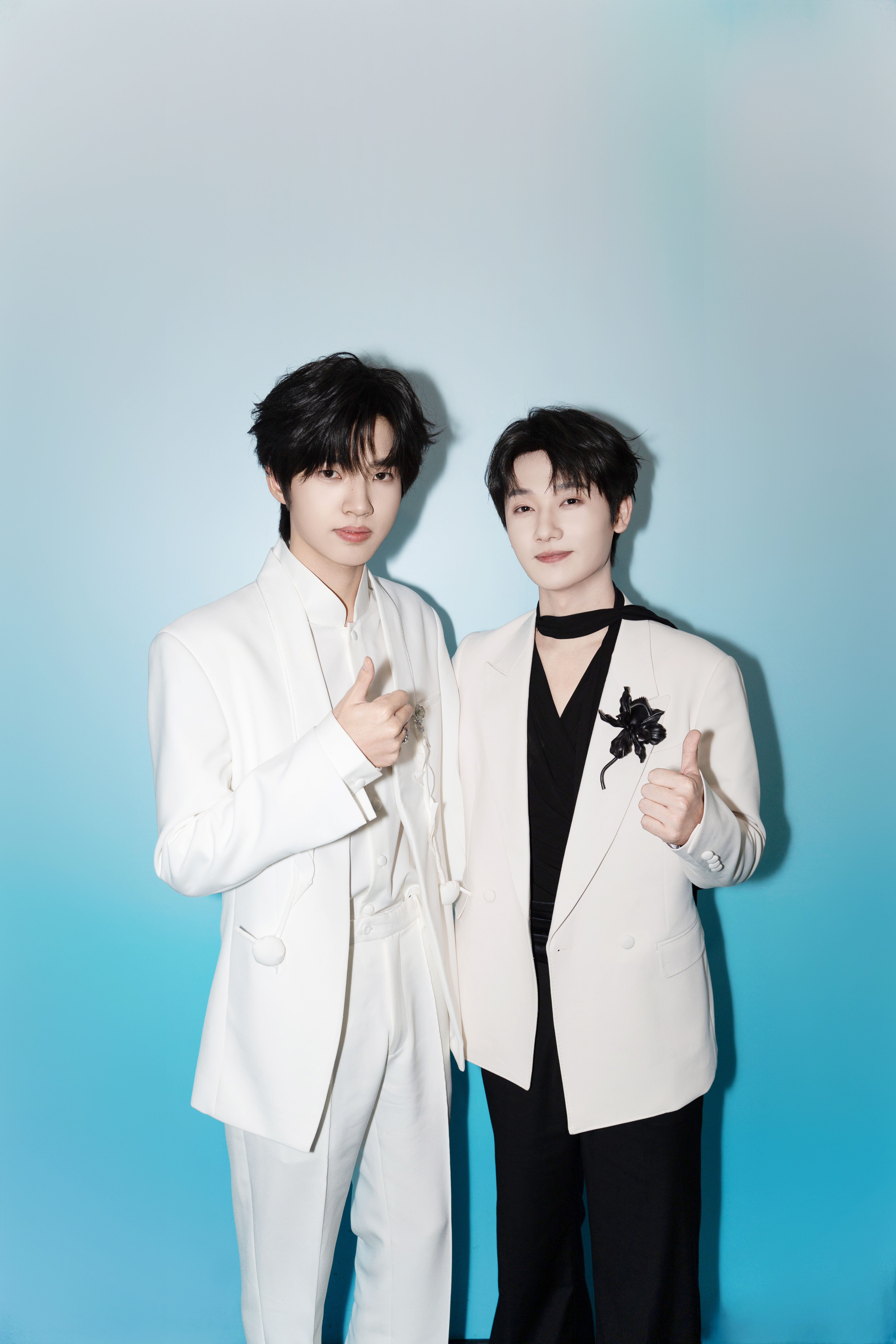 看来上次综艺后一直有联系诶！这次竞燃之夜又合影了！真好真好！