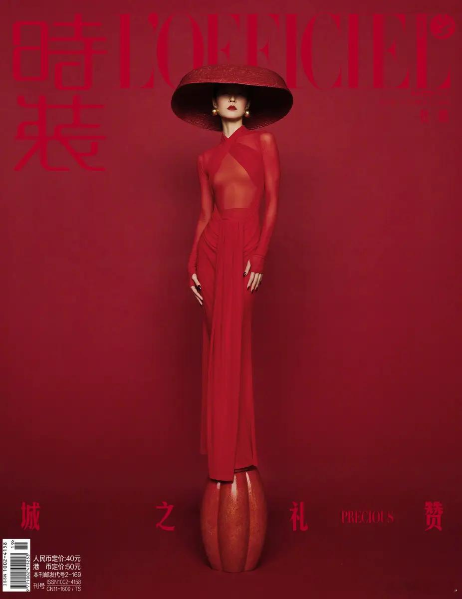 杜鹃穿红色流苏裙古韵十足 发髻精致宛如画中美人10月16日，杜鹃的一组时尚大片曝