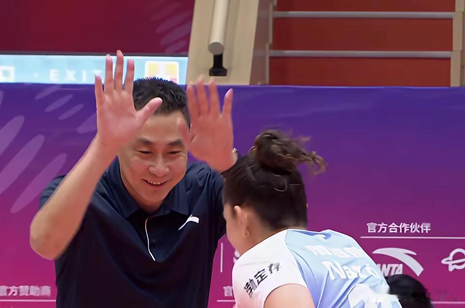 陈方指导不能下课！
天津女排是本赛季唯一击败过上海和江苏女排的队伍，也是仅凭一套