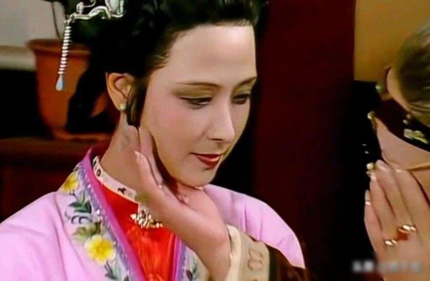 贾琏私娶尤二姐一事被王熙凤察觉后，她先是闯入宁国府大闹一场，随后精心设局，假意将